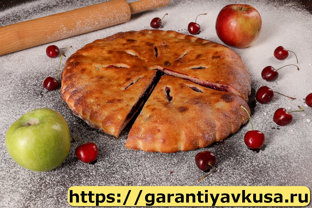 Сладкий осетинский пирог с вишней и яблоками